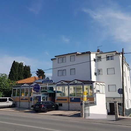 Guesthouse Varnica Kastel Luksic Bagian luar foto