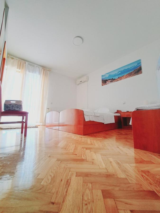 Guesthouse Varnica Kastel Luksic Bagian luar foto