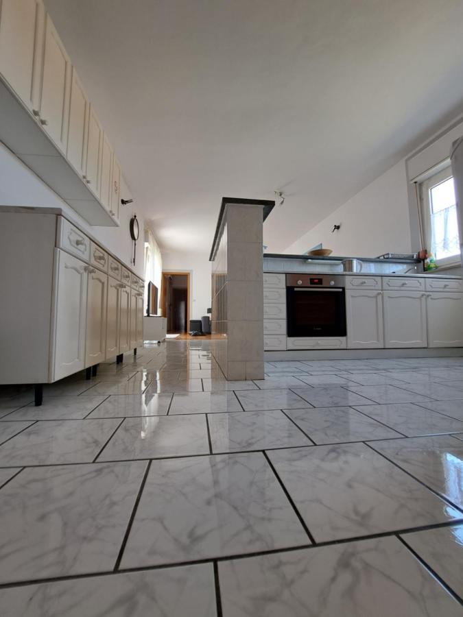 Guesthouse Varnica Kastel Luksic Bagian luar foto