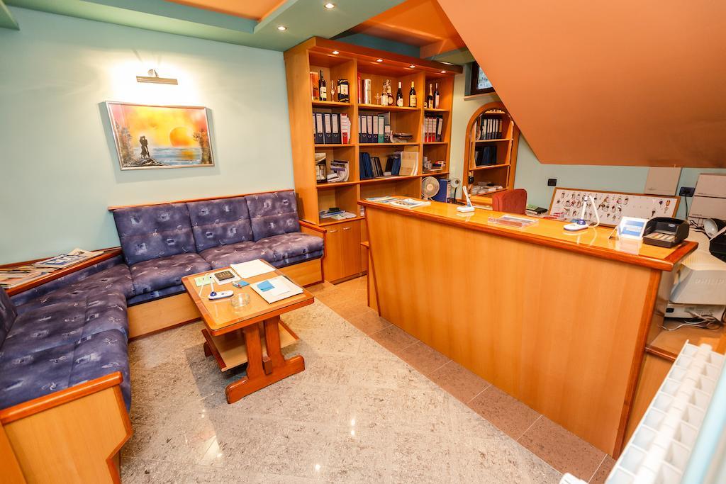 Guesthouse Varnica Kastel Luksic Bagian luar foto