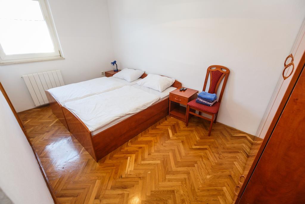 Guesthouse Varnica Kastel Luksic Ruang foto