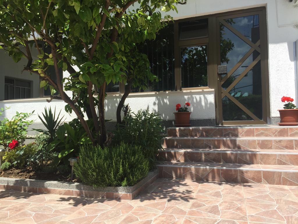 Guesthouse Varnica Kastel Luksic Bagian luar foto