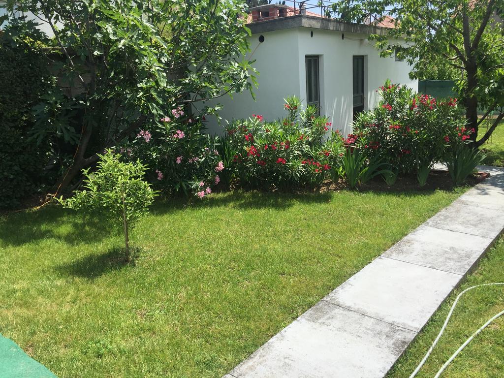 Guesthouse Varnica Kastel Luksic Bagian luar foto
