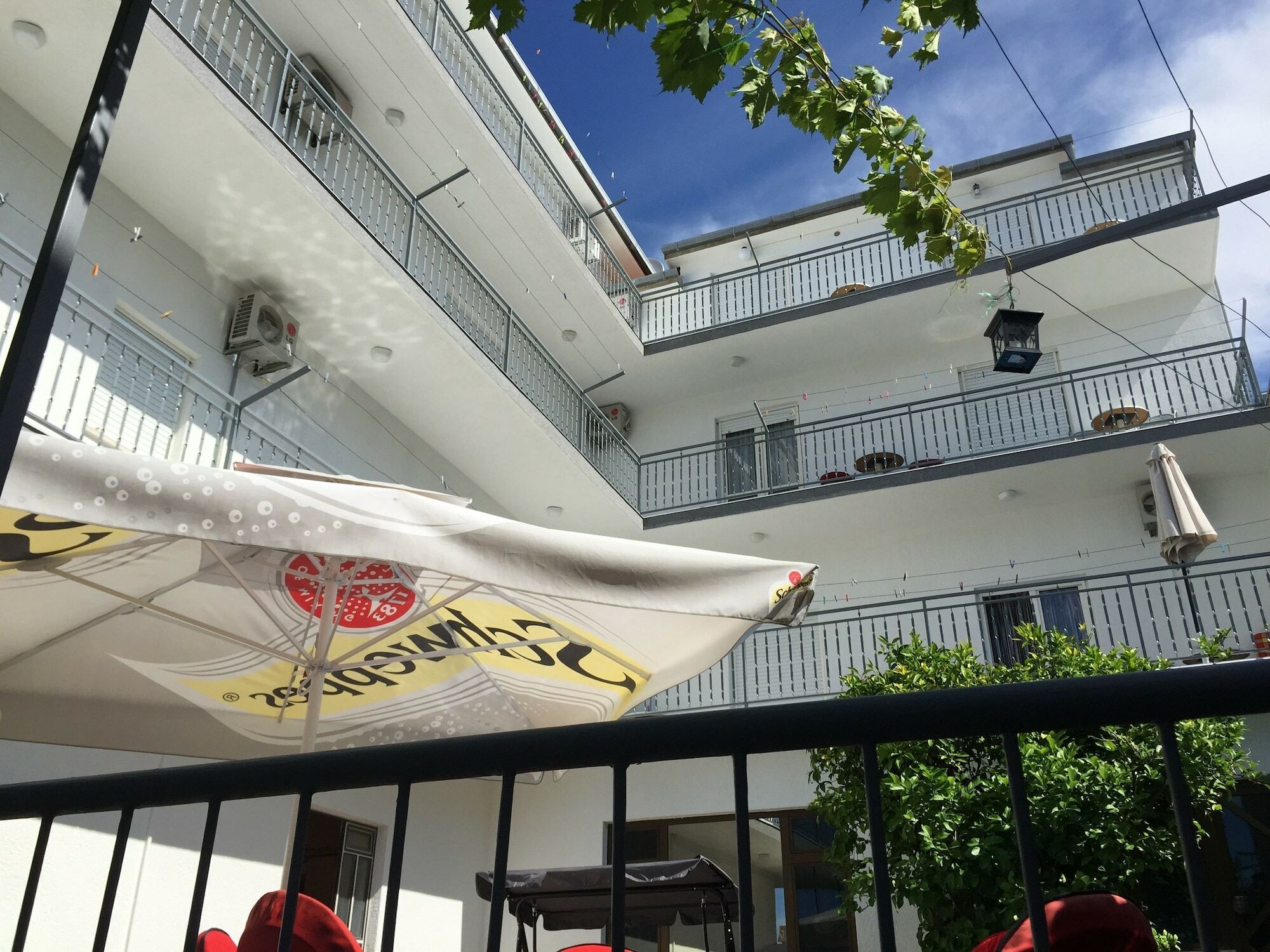 Guesthouse Varnica Kastel Luksic Bagian luar foto
