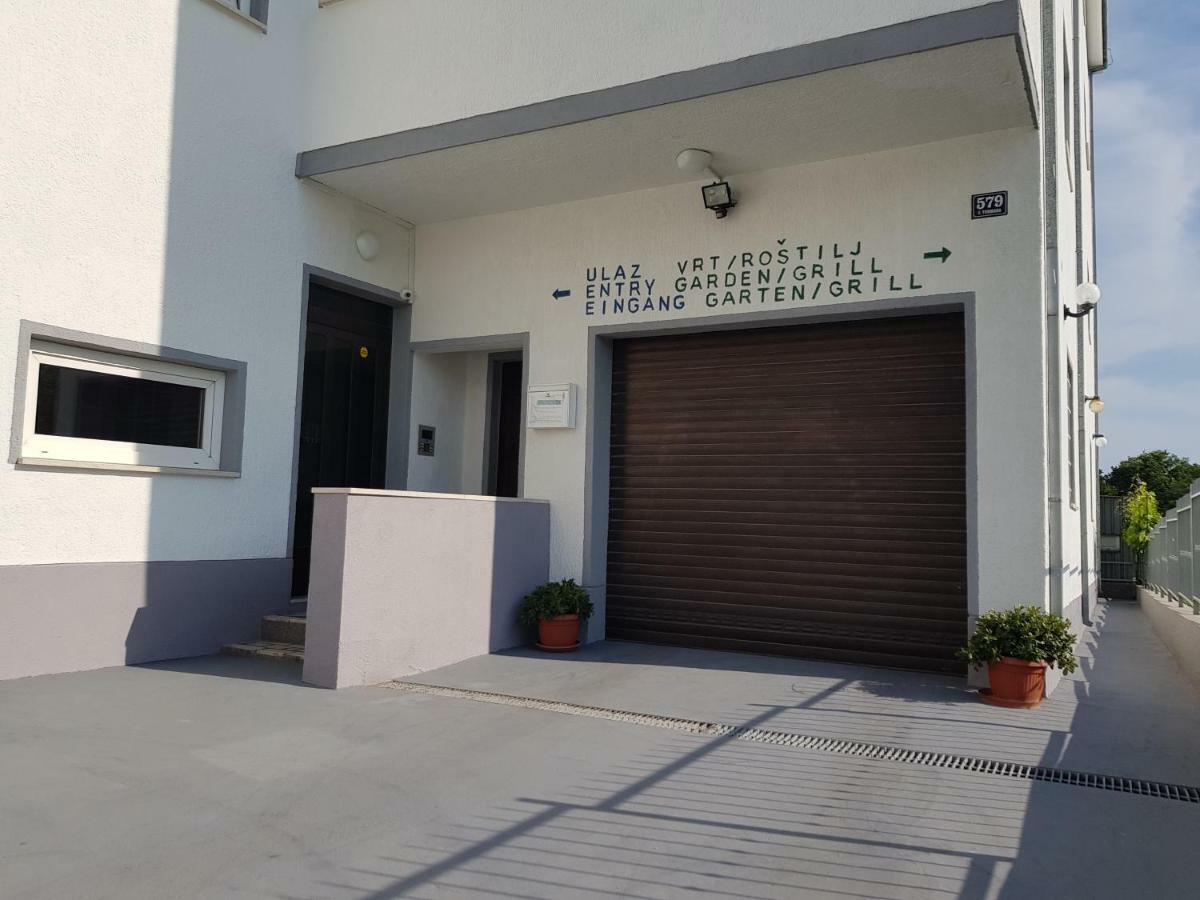 Guesthouse Varnica Kastel Luksic Bagian luar foto