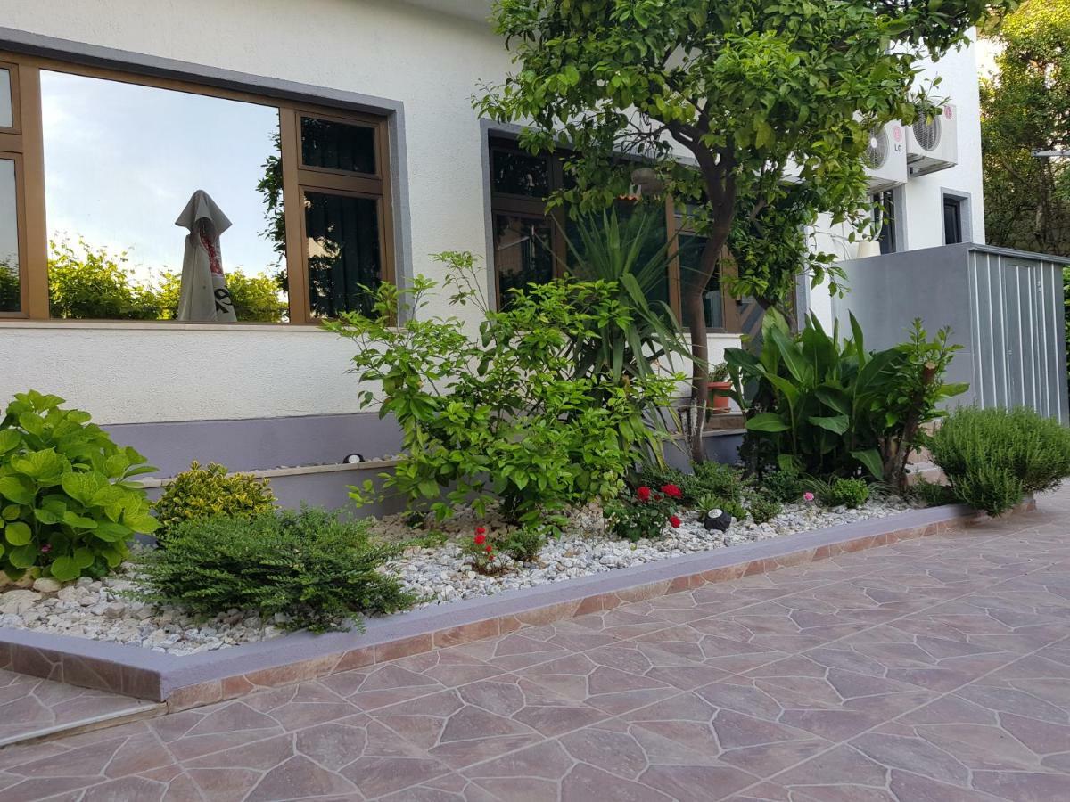 Guesthouse Varnica Kastel Luksic Bagian luar foto